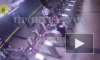 Безбилетник сломал створку турникета на станции метро "Курская"