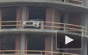 Maserati, припаркованный на балконе стоящегося дома, взбудоражил петербуржцев