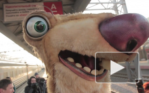 Ленивец Сид из "Ледникового периода" заставил петербуржцев танцевать на вокзале