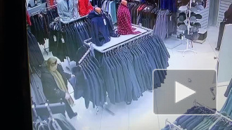Видео: петербурженка украла из ТРК куртку: ни охранники, ни сигнализация не уберегли магазин