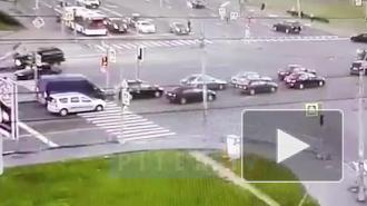 Видео: легковушка заставила другое авто дрифтовать на проезжей части и снести дорожный знак во Фрунзенском районе