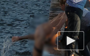 Пьяные десантники голышом искупались у памятника Ленину в Петербурге