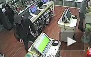 "Связной" в Петербурге снова ограбил вооруженный преступник