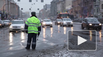 Петербургским коммунальщикам помешали справиться со снежными заносами припаркованные автомобили