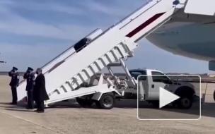 Байден трижды споткнулся, поднимаясь по трапу самолета