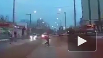 Возмутительное видео из Красноярска: водитель пролетел через переход расталкивая женщин и детей