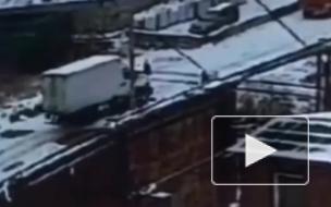 В сети появилось видео с моментом смертельной аварии "Газели" и грузового состава в Омской области 