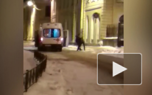 На набережной Мойки пьяный напал на бригаду скорой помощи