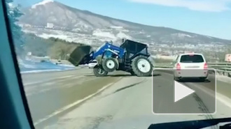 На дороге под Пятигорском трактор потерял колесо и устроил опасный дрифт