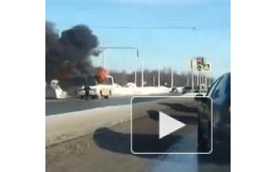 Очевидец снял горящий автобус в Уфе