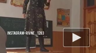 На Украине учительница в камуфляже залезла на парту и рассказала детям о Майдане