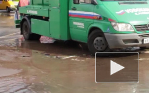 В Выборгском районе люди чуть не остались без воды: аварию на проспекте Художников ликвидируют к 12 часам 26 марта