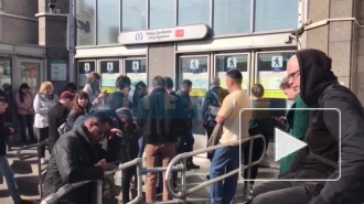 Станция метро "Улица Дыбенко" больше часа закрыта на вход и выход