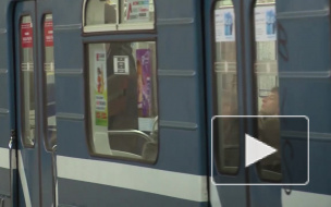 На красной ветке метро Петербурга замедлилось движение из-за неисправности