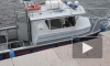  Сотрудники МЧС пытаются спасти тонущего в Морском канале человека