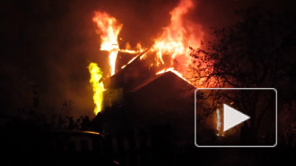 Шестеро человек спасены из горящего дома в Петергофе