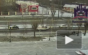 Видео из Красноярска: "Скорая" сбила мужчину, а затем увезла его в больницу
