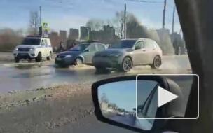 Петергофское шоссе у ЛЭМЗ затопило водой из прорванной трубы