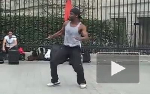 Невероятный танец уличного танцора в Париже 