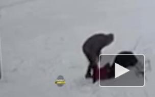 В Новосибирске мужчина избил двух сломавших снеговика подростков