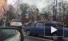  В ДТП на углу Парголовской и Кантемировской водитель отомстил машине соперника и изрядно помял ее руками и ногами