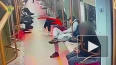 В московском метро пассажир порезал сиденье ножом
