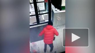 Житель Костромы попытался выбить двери магазина лбом после кражи 