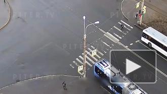Видео: мужчину сбила машина на перекрестке Ветеранов и Тамбасова  