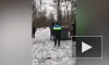 В Моздоке сотрудник МЧС вытащил енота из мусорного бака