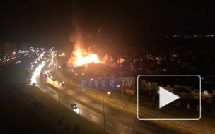 В Сосновом Бору произошел сильный пожар в заброшенном здании 