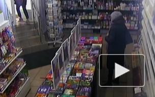 Видео: женщина забрала с собой чужой телефон, оставленный в книжном магазине на улице Пестеля
