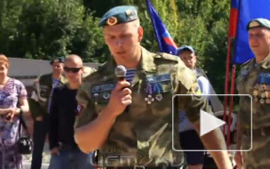 Видео: в Орле во время митинга десантник сделал своей девушке предложение