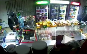 В Усть-Куте продавщица магазина "24 часа" побила бутылкой грабителей: видео взорвало интернет