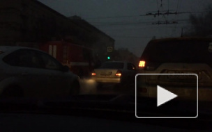 В Петербурге пожарные приехали тушить полыхающую пожарную машину