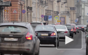 Поток сточных вод застопорил Адмиралтейскую набережную до мая