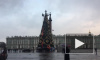 На Дворцовой площади завершается установка новогодней ёлки 