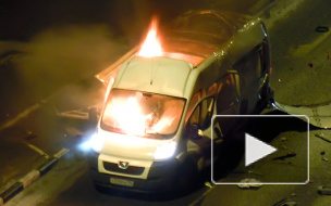 В Москве взорвался и сгорел микроавтобус