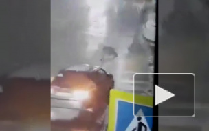 Видео из Чувашии: Молодой мужчина попал под колеса авто в Шумерле