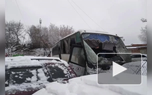 В Саратове автобус пробил забор и въехал в детскую площадку, есть пострадавшие