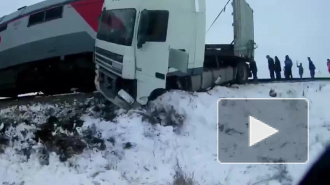 Поезд из Петербурга снес фуру по пути в Чебоксары