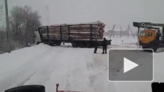 Груженная фура съехала в кювет под Кингисеппом