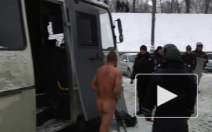 Бойцы спецподразделения "Беркут" выгнали человека голым на мороз