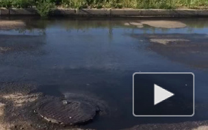 На Складском проезде из канализационного люка бьет струя воды