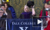 Видео: Хилари Клинтон вышла к выпускникам Йельского университета с шапкой-ушанкой