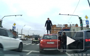 Странная женщина забралась на крышу машины