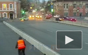 Видео: у моста Бетанкура столкнулись такси и легковушка