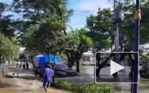 Видео из Индонезии:Тысячи людей покинули свое жилье из-за наводнений и оползней