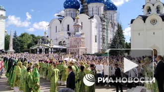 Патриарх Кирилл начал богослужение в день Святой Троицы