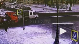 На перекрестке 18-й линии и Большого проспекта В.О столкнулись "Камаз" и легковушка