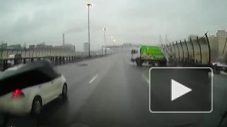 Мусоровоз снес шумозащитные экраны на юго-востоке КАД